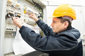 Persona trabajando con instalacion electrica